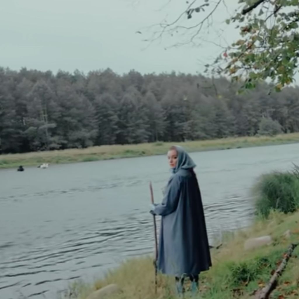 interpretacja muzyczna Sanah wiersza Szymborskiej w odniesieniu do człowieka wobec niestałości świata